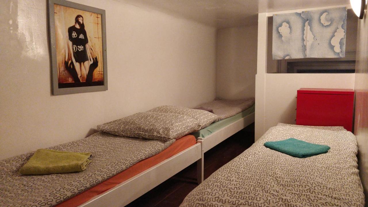 Prague "Above Train Central" Hostel Ngoại thất bức ảnh